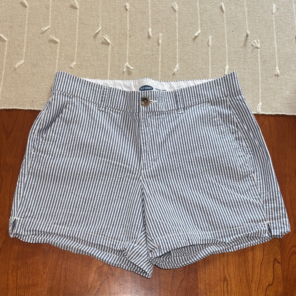 Old Navy Women's Blue and White Striped shorts